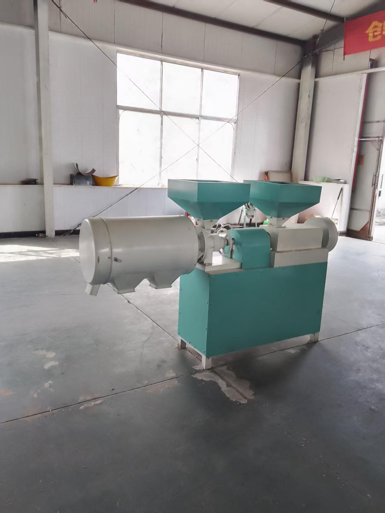 玉米脫皮制糝機8